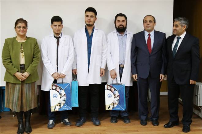 VETERİNER FAKÜLTESİ ÖĞRENCİLERİ BEYAZ ÖNLÜK GİYDİ 