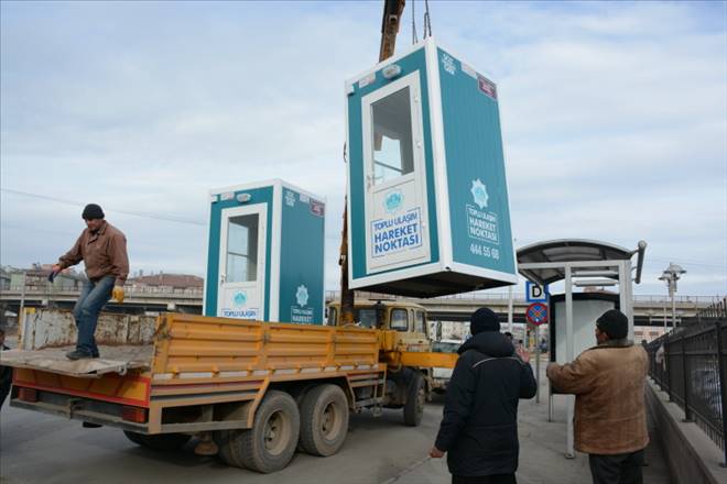 Belediye  8 bölgede otobüs duraklarına toplu ulaşım hareket noktası kabinleri yerleştirdi