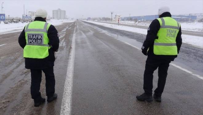 Kar Aksaray-Konya Yolunu Trafiğe Kapadı
