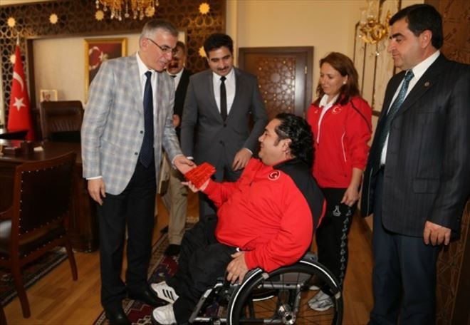 Başarılı sporcular altınla ödüllendirildi