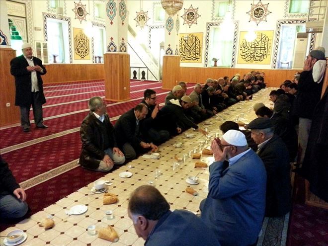 Sultanhanınada İmam Cemaate Çorba İkram Ediyor