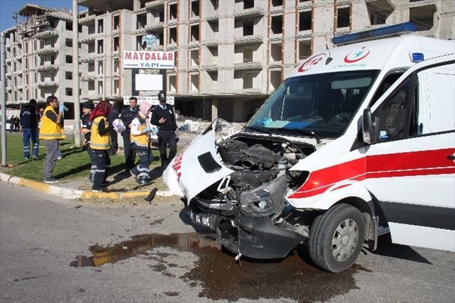 Kazaya Giden Ambulans Kaza Yaptı: Üç Yaralı
