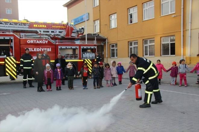 İtfaiye´ den Minik Öğrencilere Yangın Dersi
