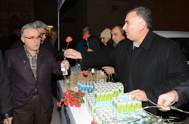 Ulu Cami Cemaatine Süt Ve Karanfil Dağıtıldı