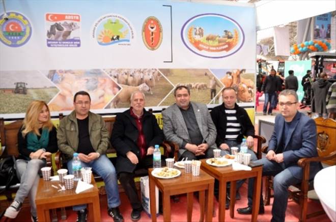 Gazeteciler Cemiyeti`nden Ziraat Odası Standına Ziyaret