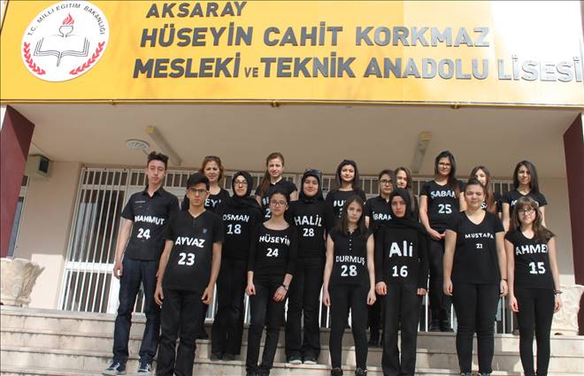 Çanakkale zaferi için 18 öğrenci  siyah tişört giydi