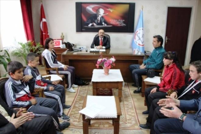 Öğrencilerden Milli Eğitim Müdürüne Ziyaret