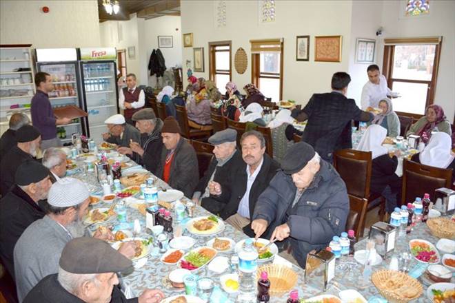 Huzurevi Sakinleri Onuruna Akşam Yemeği