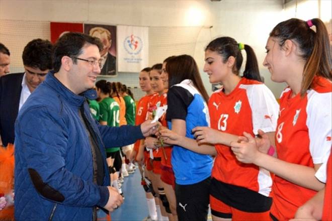 Başkan Yazgı Bayan Sporculara Karanfil Verdi