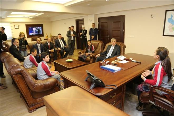 Valilik Koltuğuna Minik Elvan Oturdu