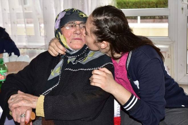 Öğrencilerden Huzurevine Ziyaret