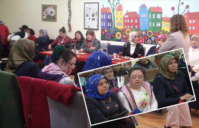 Down Kafede duygusal anneler günü kutlaması