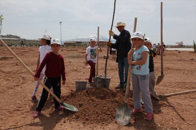 Minik öğrenciler ASÜde fidan dikti 