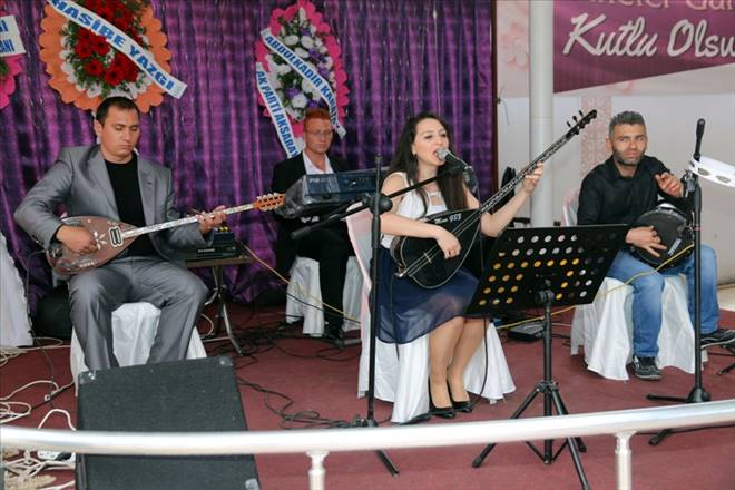 Mine Gez anneler için konser verdi