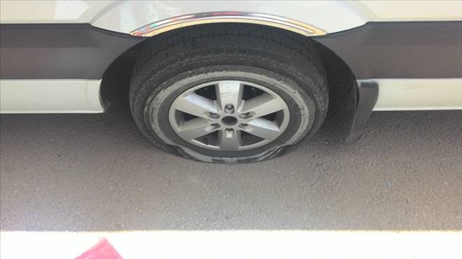 Servis araçlarının lastikleri kesildi