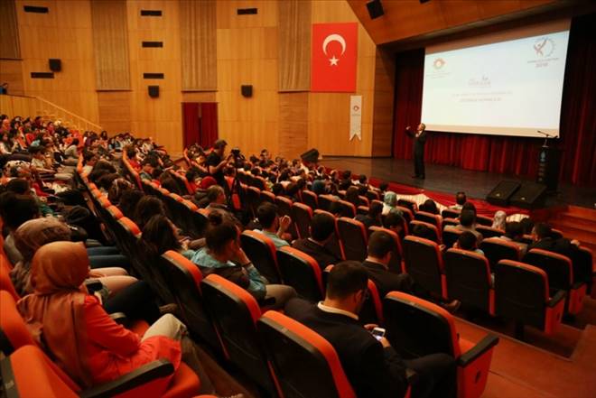 Rektör Acardan Öğrencilere çok okuyun tavsiyesi