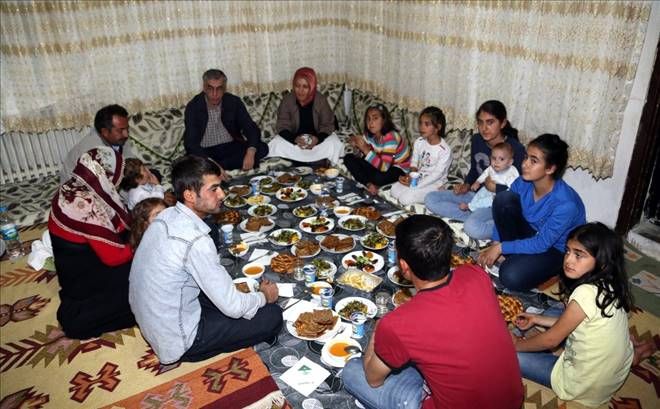 Vali ve Eşi İpek ailesinin iftar konuğu oldu