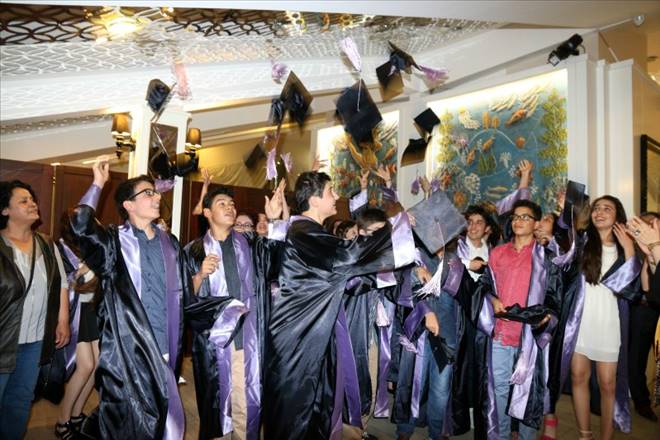 Öğrenciler Kep Fırlatarak Mezun Olmanın Sevincini Yaşadılar
