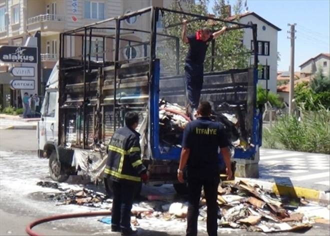 Kamyonetteki yanan kartonlar paniğe neden oldu
