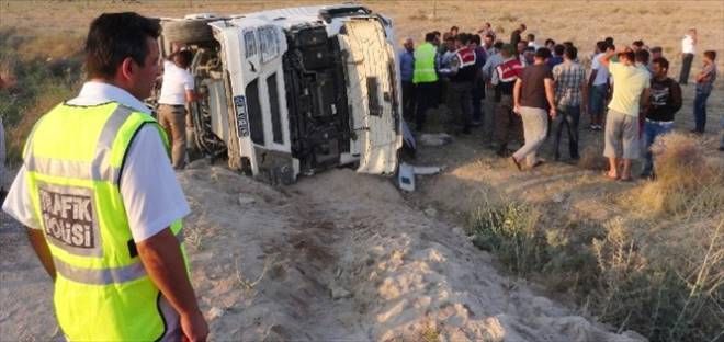  Tir Şarampole Devrildi: 11 Yaralı