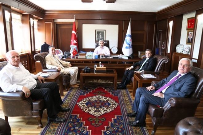 AYÜ Heyetinden Rektör Şahin´e Tebrik Ziyareti 