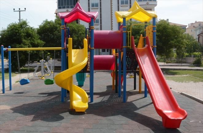 Oyun parkları ve spor aletleriyle parklar yenileniyor