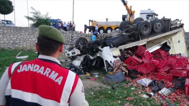 Şeftali Yüklü Kamyon Takla Attı: 1 Ölü 1 Yaralı