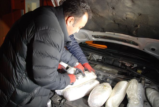 Otomobilin zulasından 15 kilo esrar çıktı