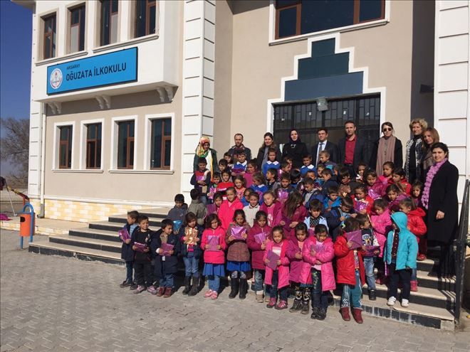 Ak Kadınlardan Köy Okullarına Giyecek Ve Kırtasiye Yardımı