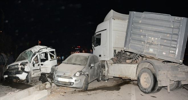 TIR iki Aracı Biçti 1 Kişi Öldü 