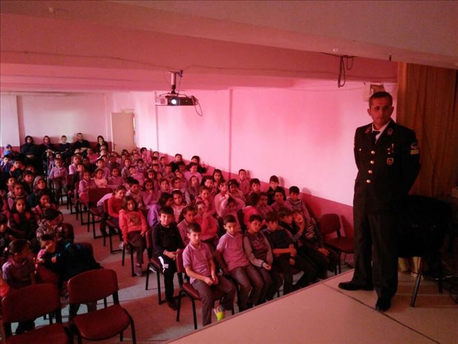 Eskil´de Köy Okullarında Trafik Semineri Verildi