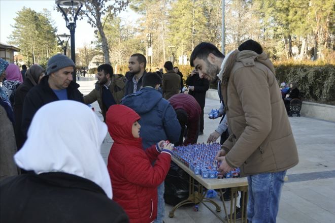 Aksaray Ülkü Ocakları Kandil Münasebetiyle Lokumu dağıttı 