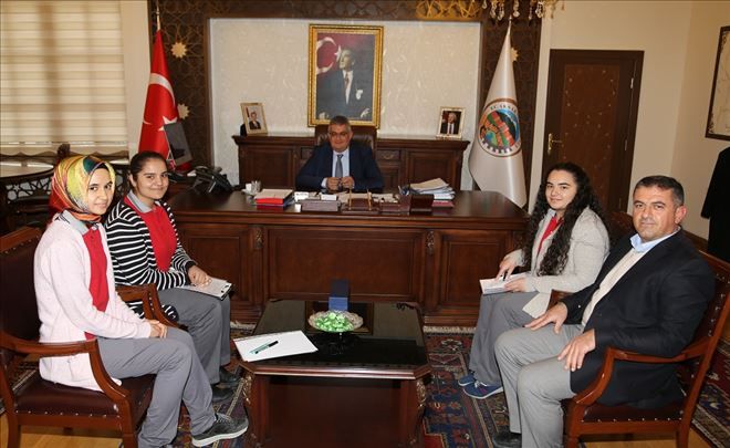 -Osmangazi Anadolu Lisesi Öğrencileri Vali Pekmez´i ziyaret etti
