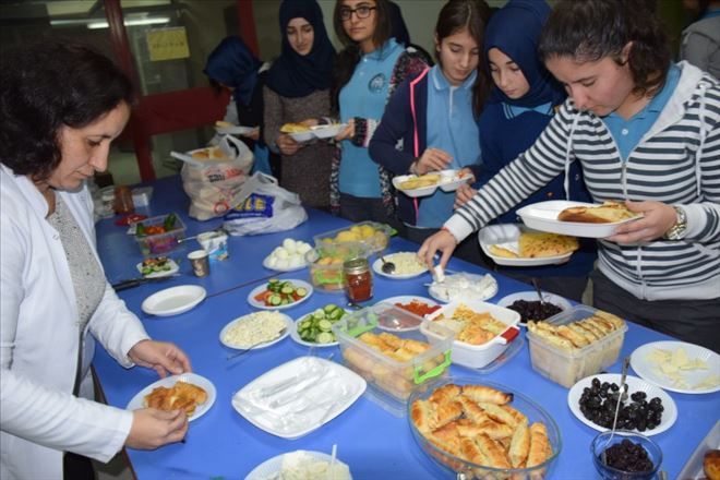 Öğrencilere Uygulamalı Kahvaltı Dersi