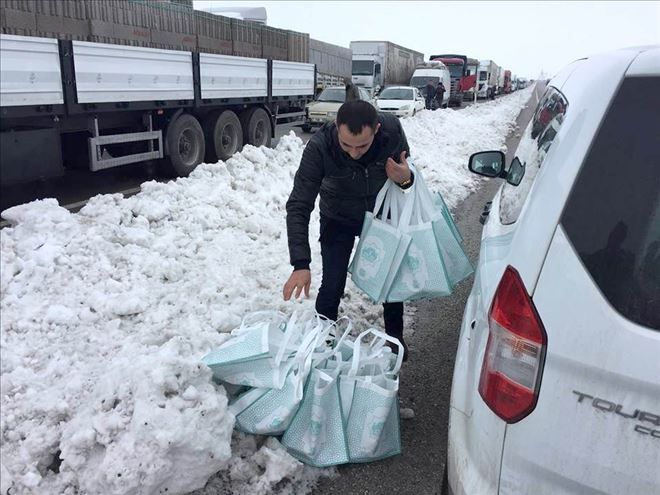 Aksaray Belediyesi Yolda Mahsur Kalanlara 500 Kumanya Dağıttı.