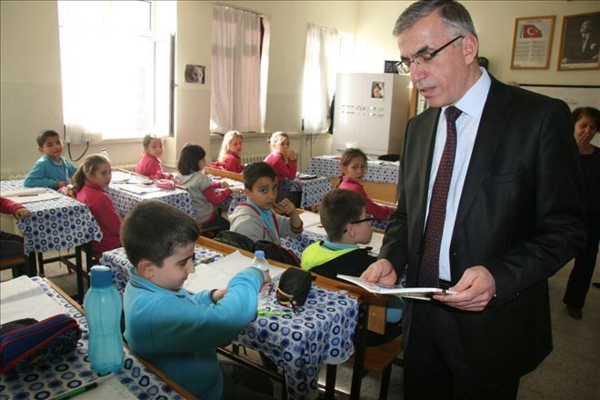 Vali Ataklı´dan ilkokul öğrencilerine çok kitap okuyun tavsiyesi