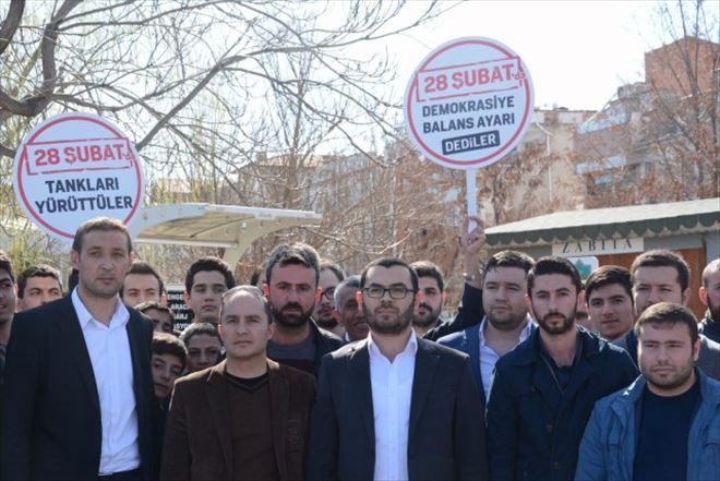 Aksaray´da Ak Gençlik 28 Şubat Darbesini Kınadı