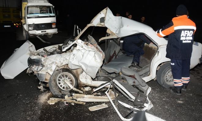 Otomobil İle Kamyon Çarpıştı: 1 Ölü, 4 Yaralı