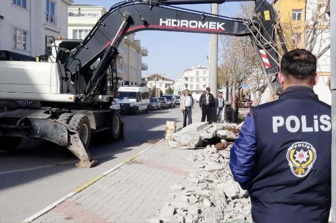 Yolu Engelleyen okul Bahçe duvarı yıkıldı  