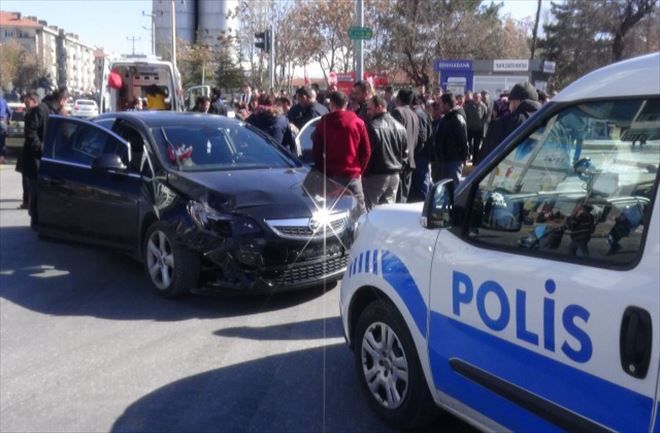 Kaza Yapan Sürücü Olay yerinde Şok Geçirdi;3 kişi yaralandı