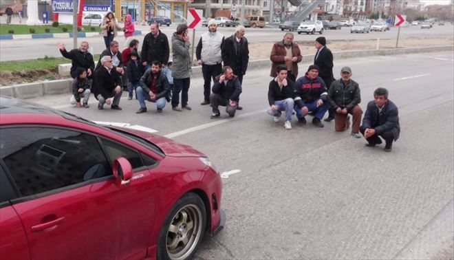 Mahalle Sakinleri Karayolunda Oturma Eylemi Yaptı