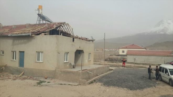 Aksaray´da Fırtına Nedeniyle Bir Evin Çatısı Uçtu