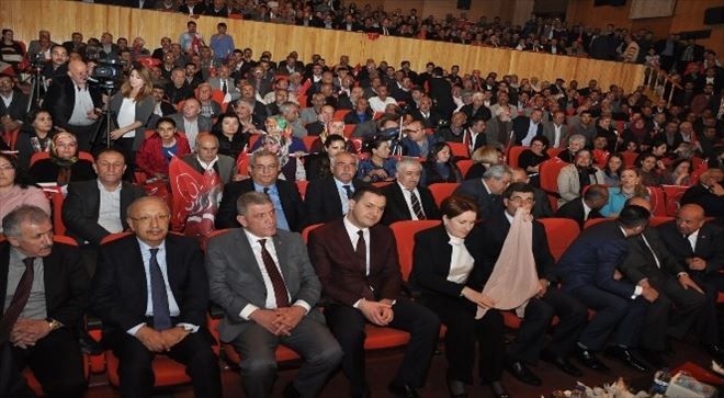 Meral Akşener Kültür Merkezinde Partililerle Bir Araya Geldi