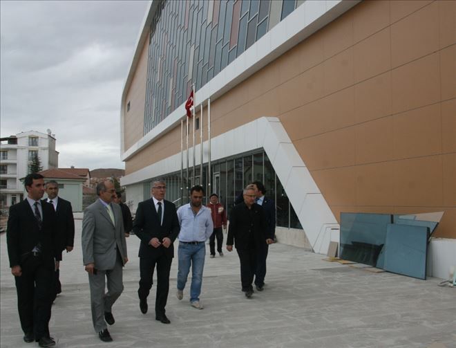 Vali Şeref Ataklı Kapalı Spor Salonunda incelemelerde bulundu