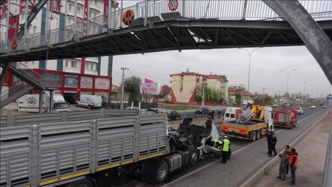 TIR´ın Dorsesi Üst Geçide Çarptı: 1 Yaralı