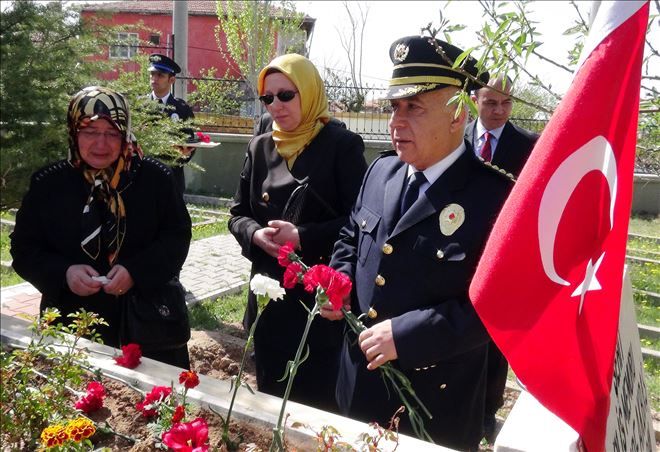 Aksaray´da Şehitlerin Mezarına Karanfil Bırakıldı