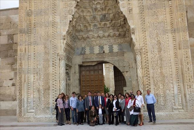 Büyükelçi Eşleri Sultanhanı Kervansarayına Hayran Kaldılar