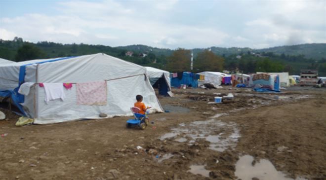 Mevsimlik İşçilerin Çadırı yandı 5 kişi yaralandı