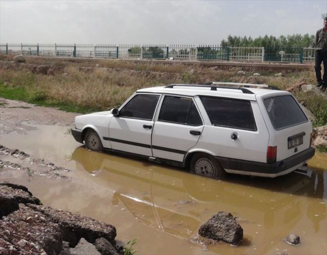 Polisten Kaçarken Otomobilleri Çamura Saplanınca Yakalandılar