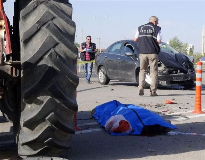  2 Otomobil İle Traktör Çarpıştı: 1 Ölü, 2 Yaralı  
